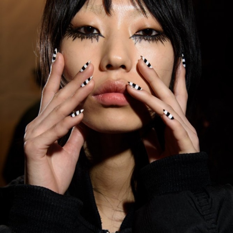 الوان أظافر مقلمة بالوان الابيض والاسود مع أظافر ‏Kenzo