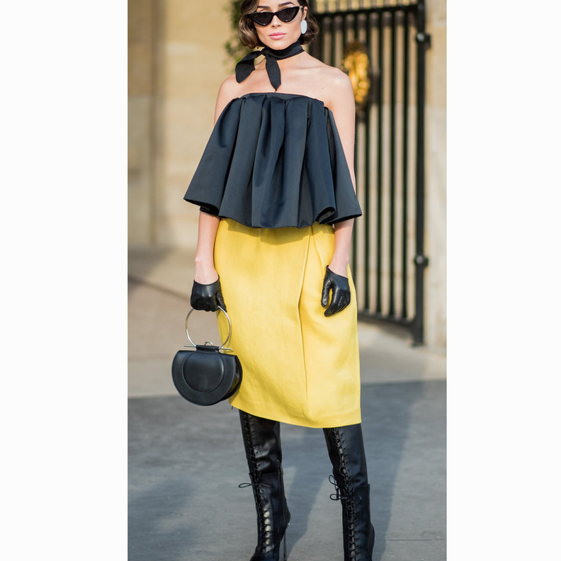 كريسي تايغين ‏Chrissy Teigen‏ بفستان شبابي مطبع بالزخرفات من دار ‏Balenciaga‏