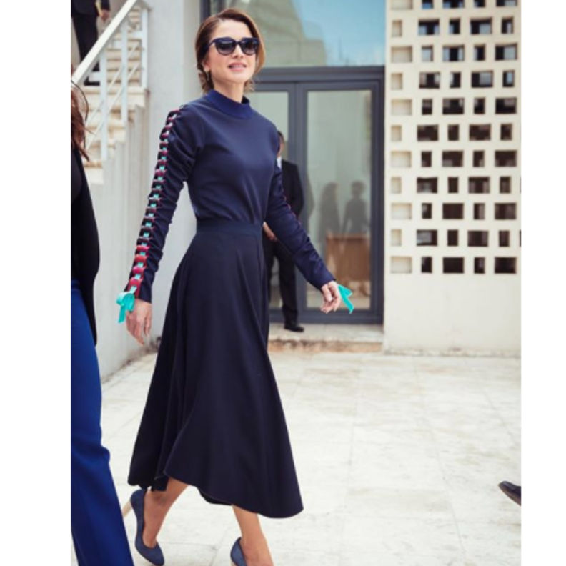 تنسيقات رائعة بموديلات التنانير الراقية تعتمدها الملكة رانيا في مختلف مناسباتها الرسمية