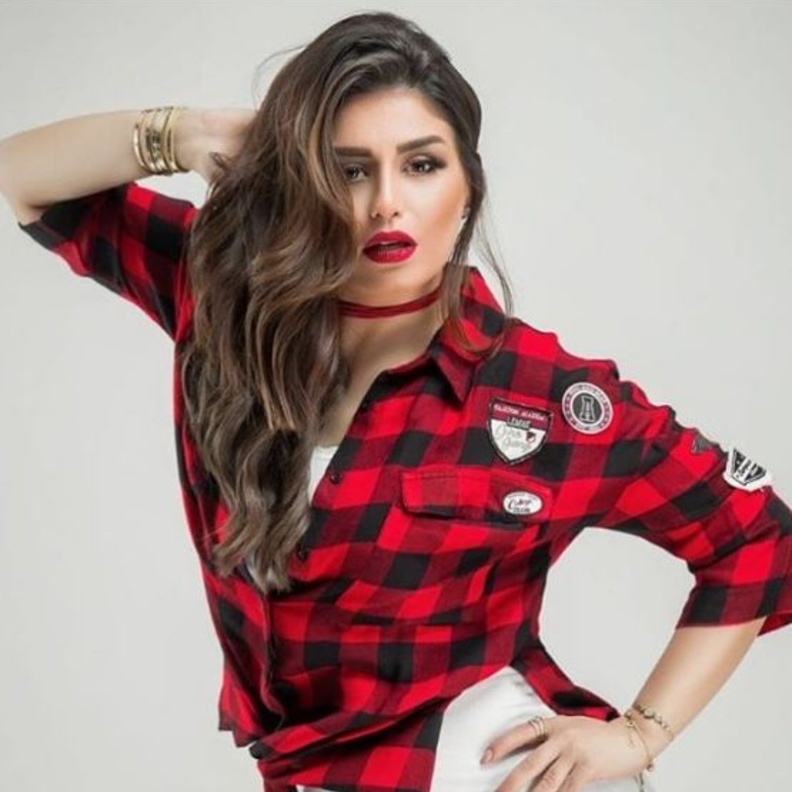 منة فضالي بالشورت