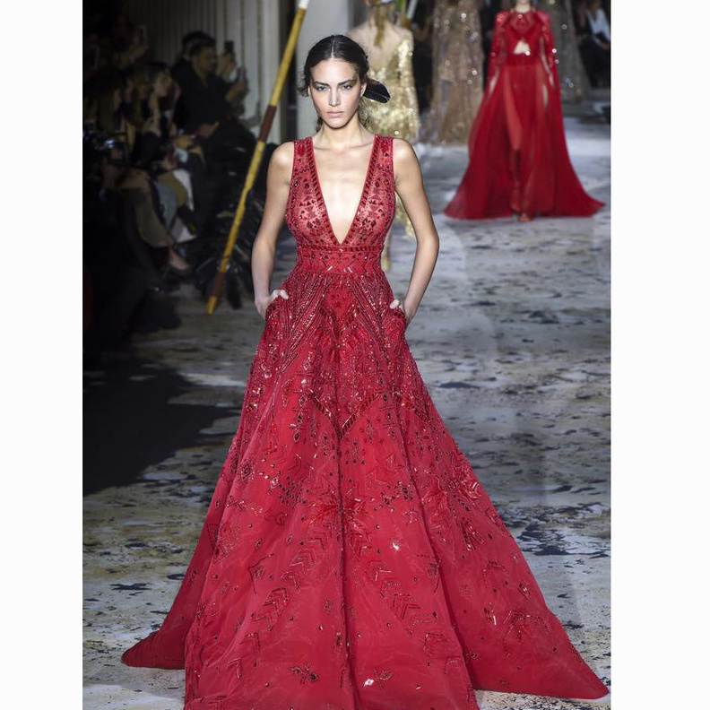 فستان باللونين الأحمر والفضي من ايلي صعب