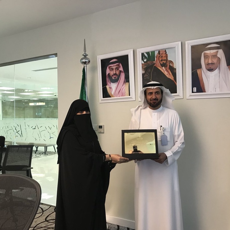 وزير الصحة يوقع على نسخة من برنامج رندا الشمري