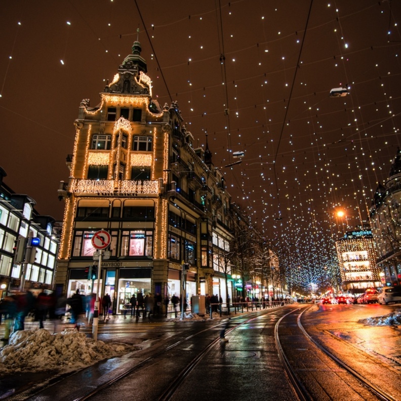 المقاهي في شارع الشانزليزيه