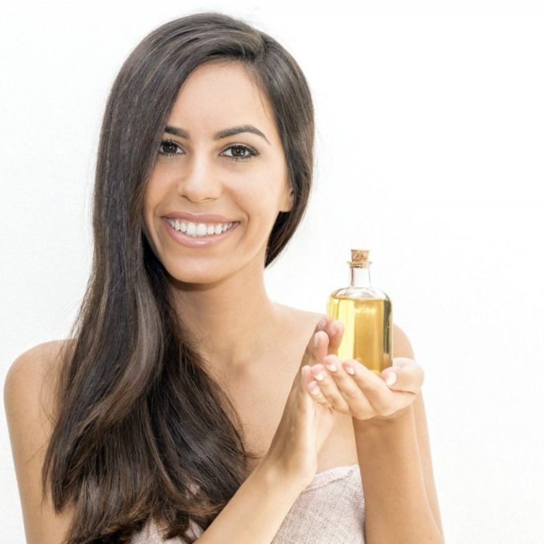 مكن استخدام زيت اللوز الحلو للشعر مع مكونات طبيعية أخرى لتعزيز النمو الصحي للشعر وزيادة قوته وحيويته