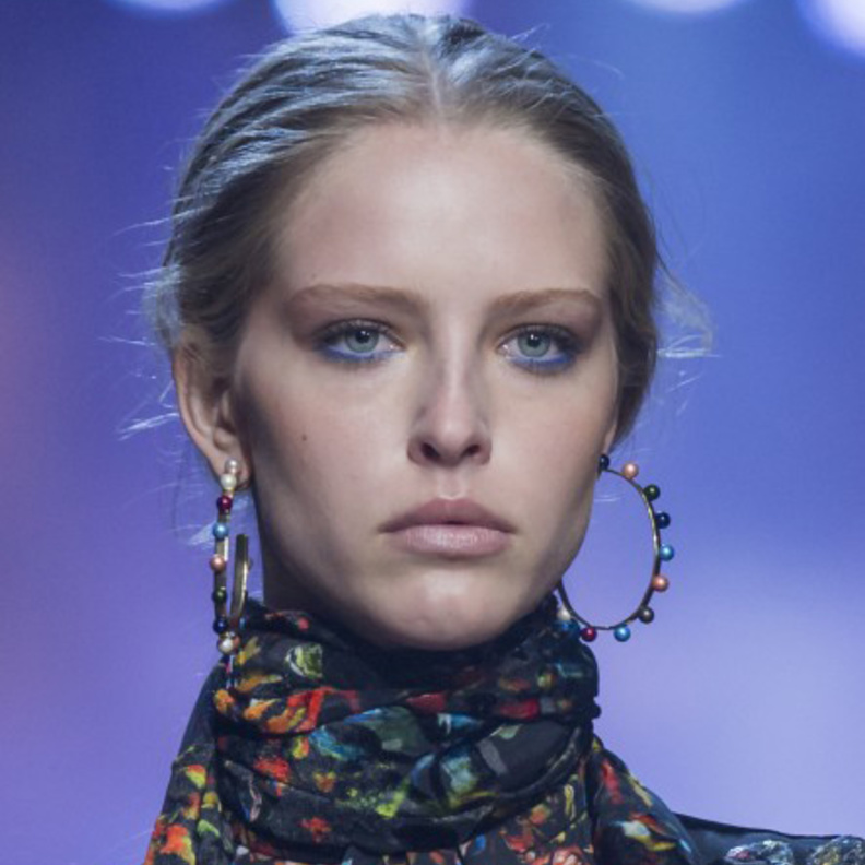 مكياج ساحر مع الخطوط الزرقاء على الجفون السفلى من Elie Saab