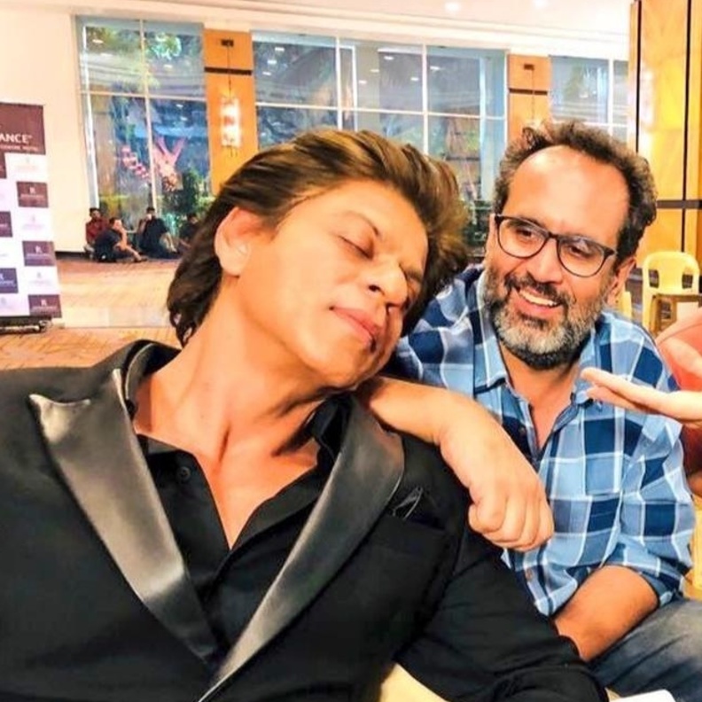 نشر صورة طريفة لـ شاروخان مستغرقا في النوم أثناء العمل