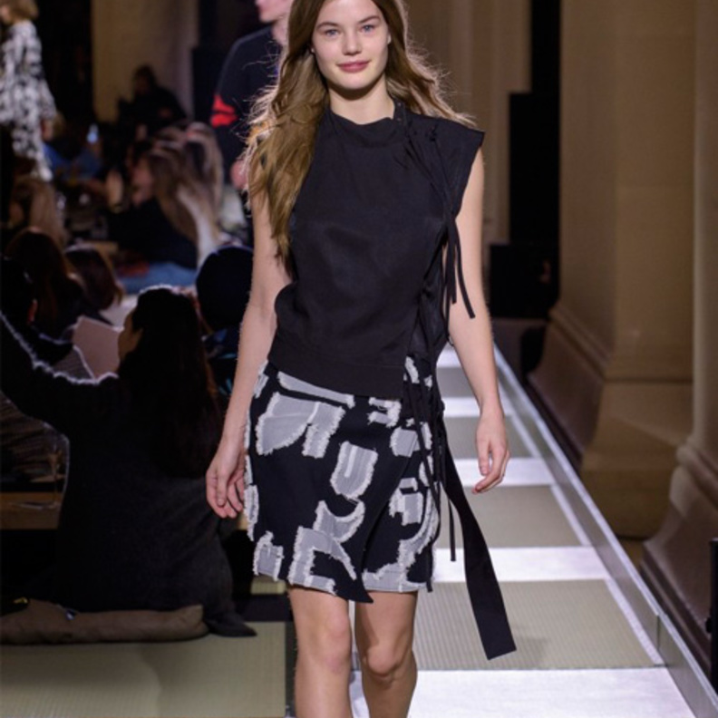 قميص رجالي بلون جريء