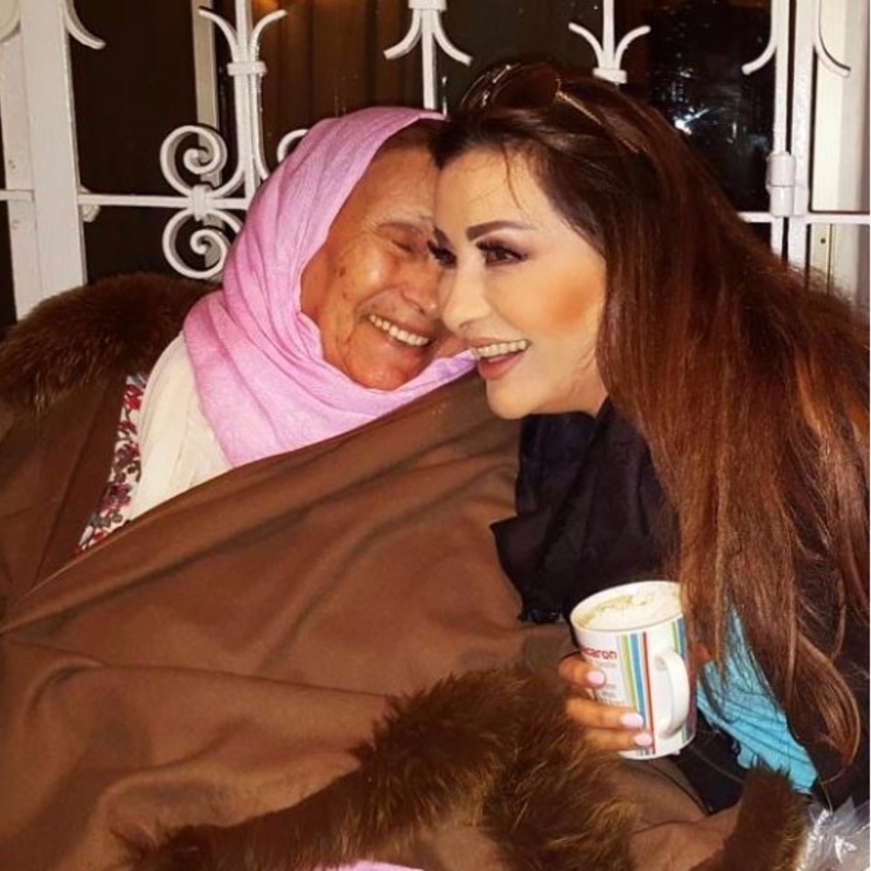 لطيفة مع والدتها