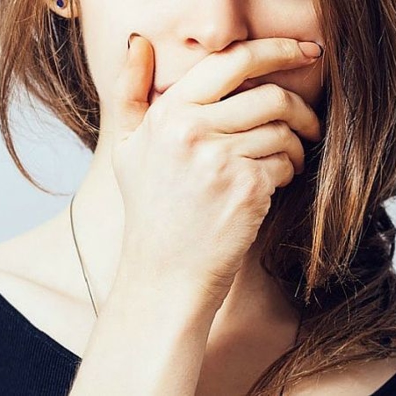 نزيف اللثة هو دم فاسد يسبب رائحة كريهة للفم.