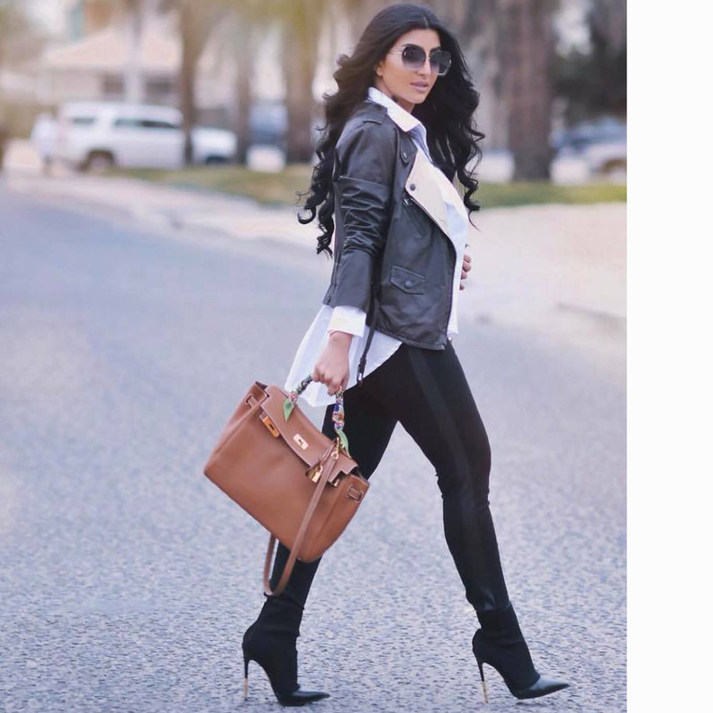 لوك شبابي في بدلة باللون الزيتي اعتمدته بثينة الرئيسي