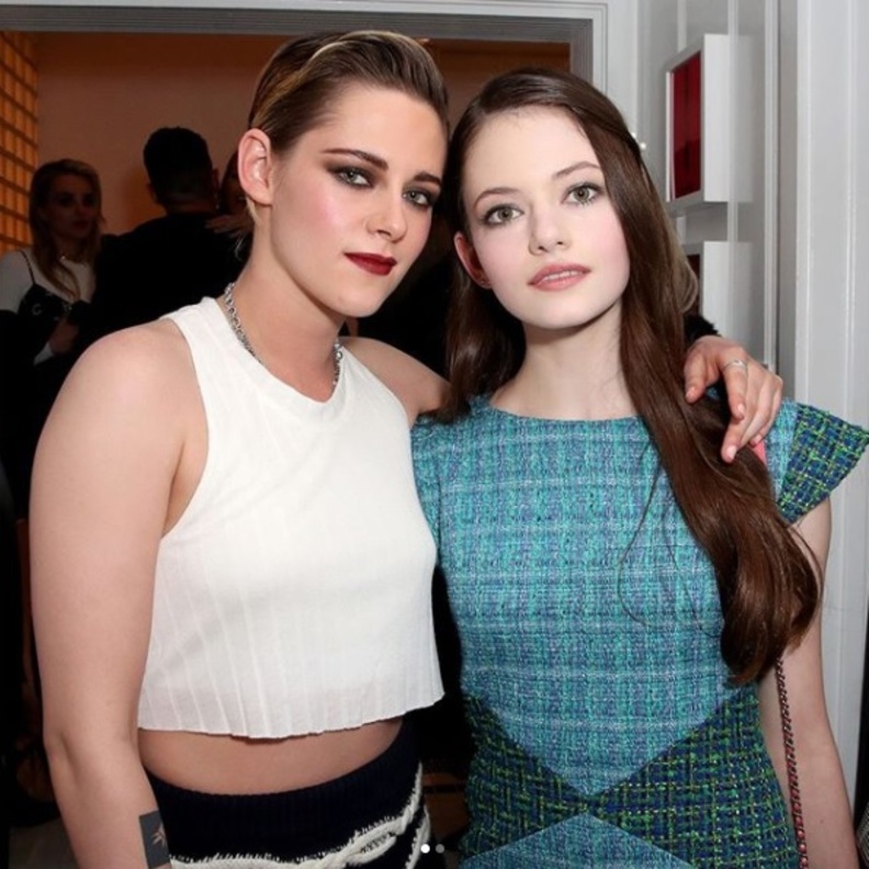 كريستين ستيوارت مع الممثلة التي كانت طفلتها في الجزء الثاني من Breaking Dawn قبل 5 سنوات!! 