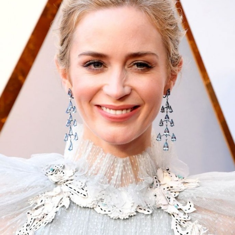 ايميلي بلانت ترتدي أقراط شوبارد  في حفل الأوسكار 2018