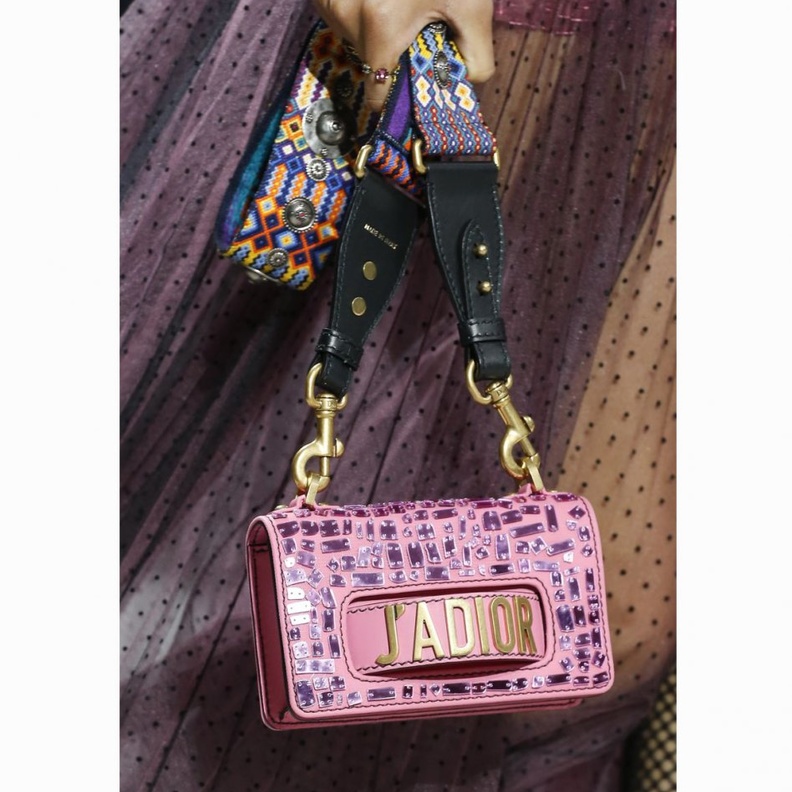 حقيبة يد من الجلد الأسود مزينة بالشراريب من ديور