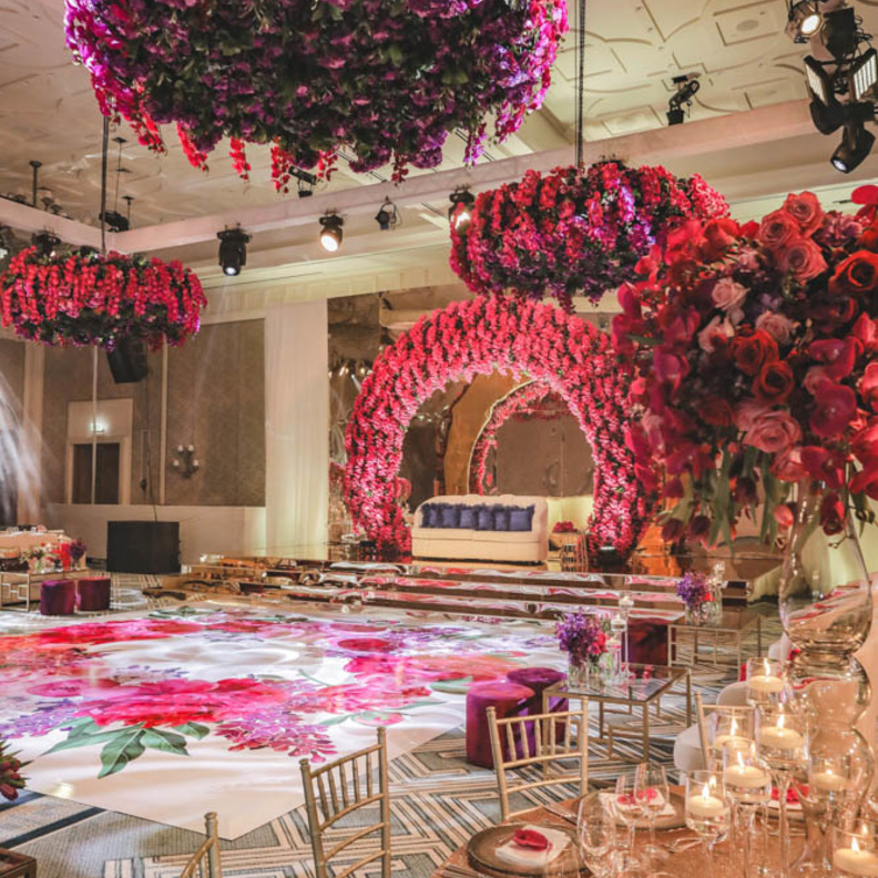 اختاري زينة مميزة من الورود خلف الكوشة كهذه الزينة من تصميم Vintage Bloom