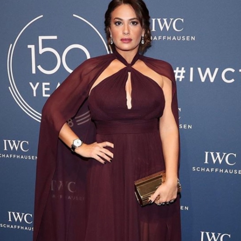 فستان ميدي أسود اختارته هند صبري لأحد المناسبات