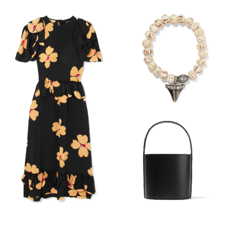 اطلالة كاجوال جذابة بسروال بنقشة الورود