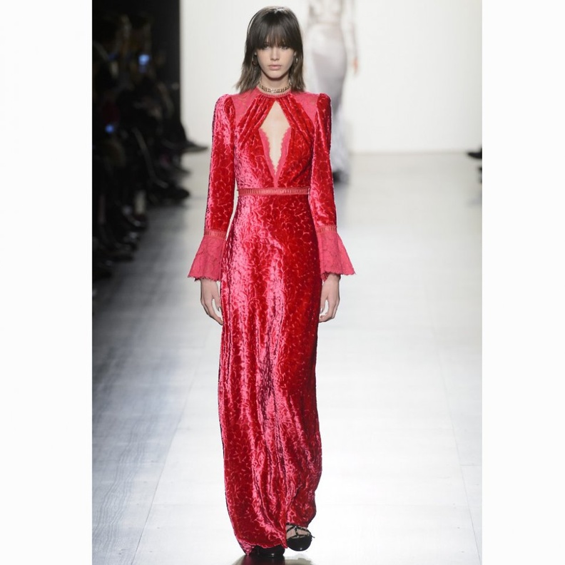 فساتين مخمل باللون الاحمر