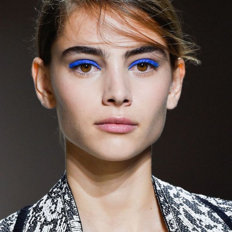 اختاري ظلال العيون السموكي الداكن للسهرات والحفلات الليلية