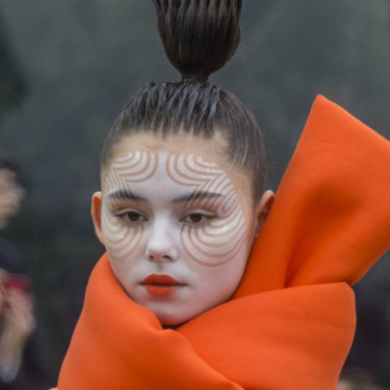 تسريحات شعر مبللة وطويلة من دار Ann Demeulemeester