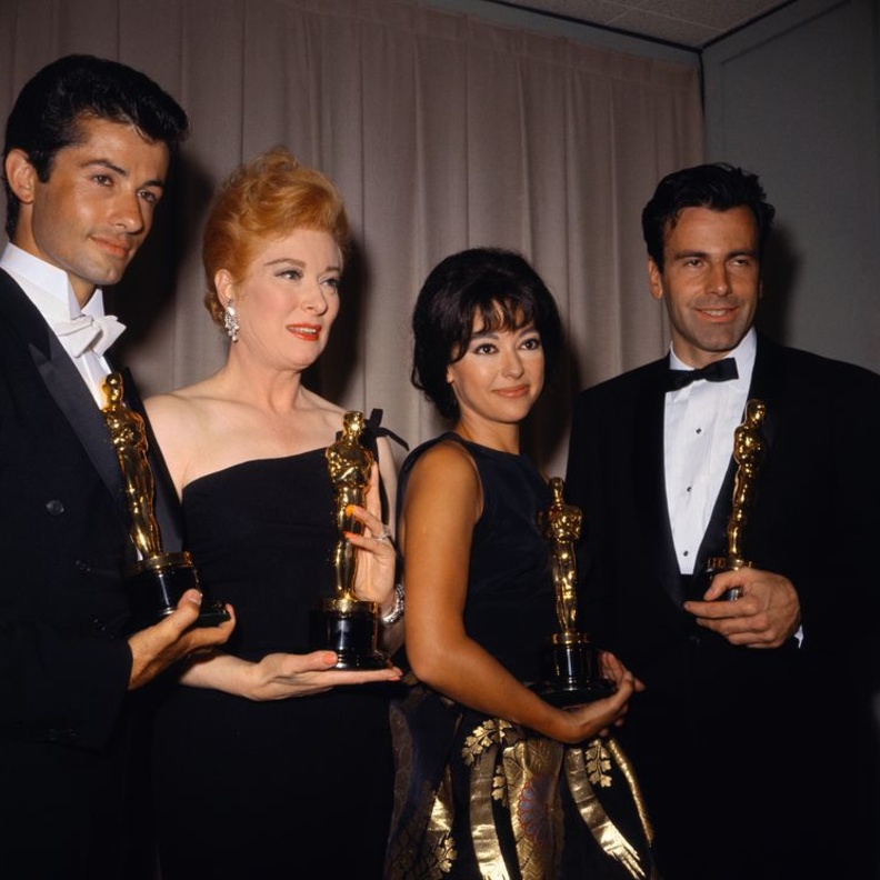 الممثلة ريتا مورينو Rita Moreno (86 عاماً) فدخلت التاريخ بعد ارتدائها الفستان نفسه في حفلتي اوسكار