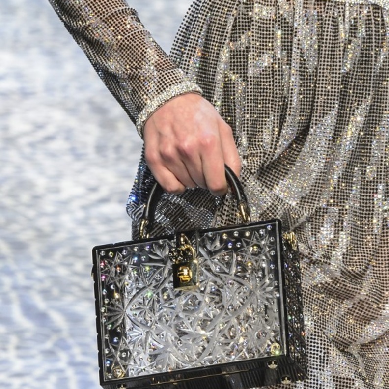 أحجار ناعمة زيّنت حقيبة دوتشي اند غابانا العصرية ، اعتمديها مع إطلالاتك الكلاسيكية والعصرية