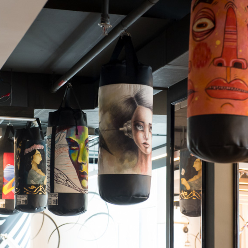 رسومات فنية على أكياس الملاكمة