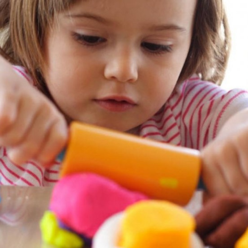 يساهم الصلصال على تركيز الطفل في نشاط واحد من البداية إلى النهاية