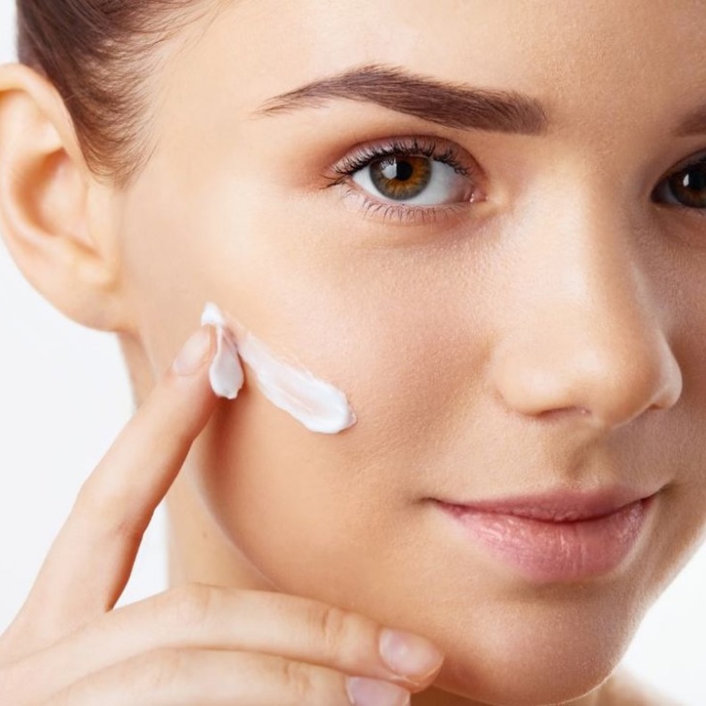 استخدمي الكريم المرطب للبشرة