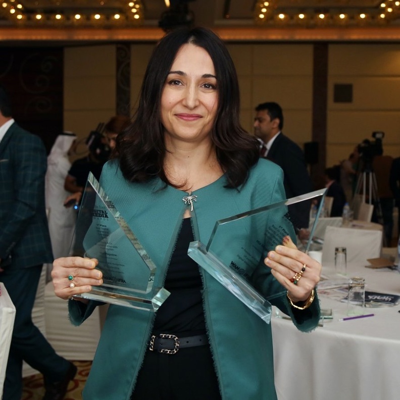  مي بدر رئيسة تحرير مجلة هي 