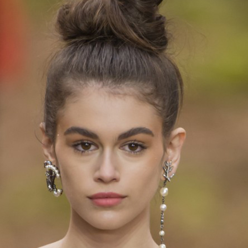 مكياج طبيعي مع البشرة البرونزية في عرض شانيل