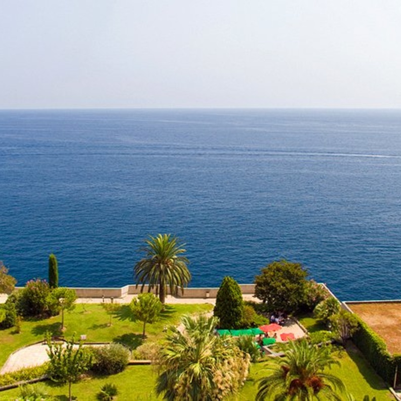 من حديقة الاميرة غرايس كيلي للورود