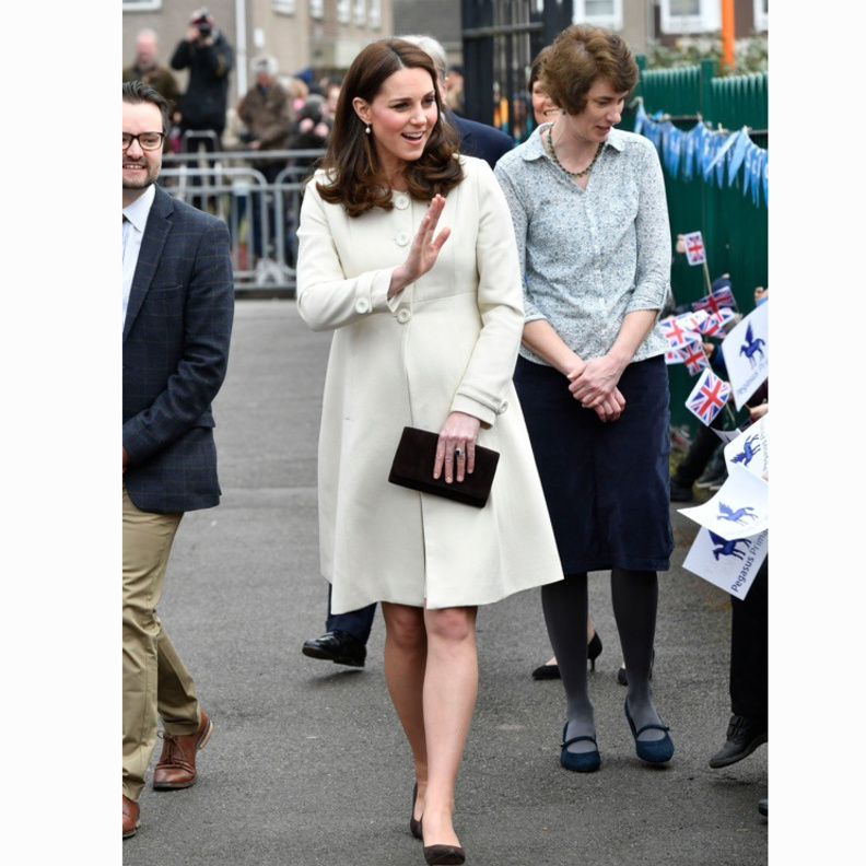 اطلالة كيت ميدلتون بالمعطف الابيض من توقيع دار JoJo Maman Bébé