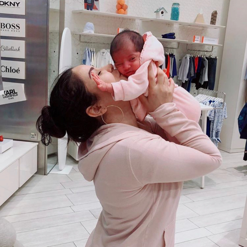 يا ترى من هو الرضيع الذي حظي بقبلة شيرين عبدالوهاب أثناء تواجدها في دبي مول اليوم؟