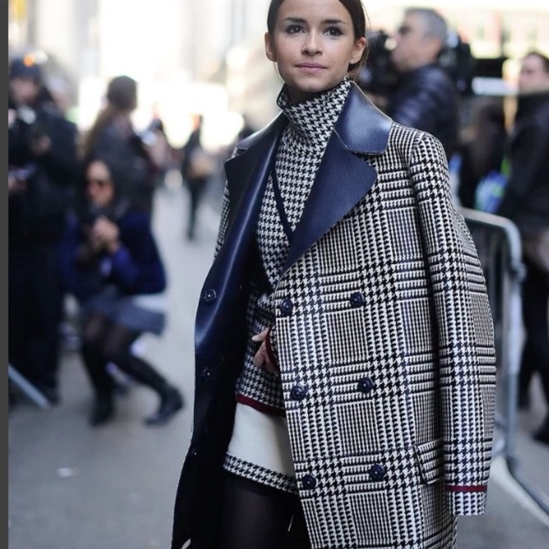 طرق مختلفة لارتداء بليزر كاروهات في الشتاء