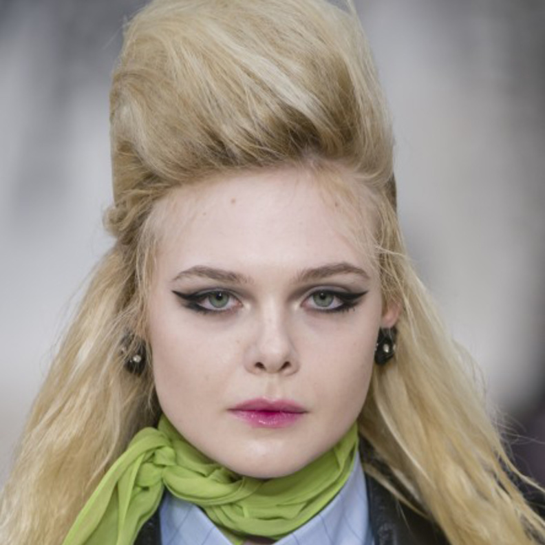 شفايف قوية باللون الاحمر من دار Alexander McQueen