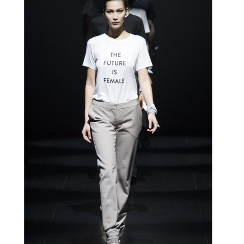 مصمم الأزياء جوناثون سيمكاي اختتم عرضه الخاص برسالة قوية لدعم النساء