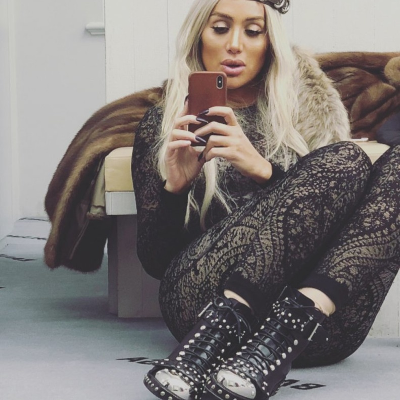 مايا دياب ترتدي حذاء مسطح مع حبيبات فضية نافرة