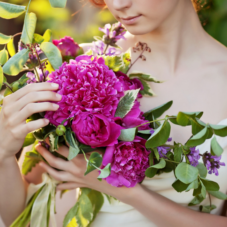 امزجي اللون الاصفر مع البنفسجي والابيض لباقة مميزة.