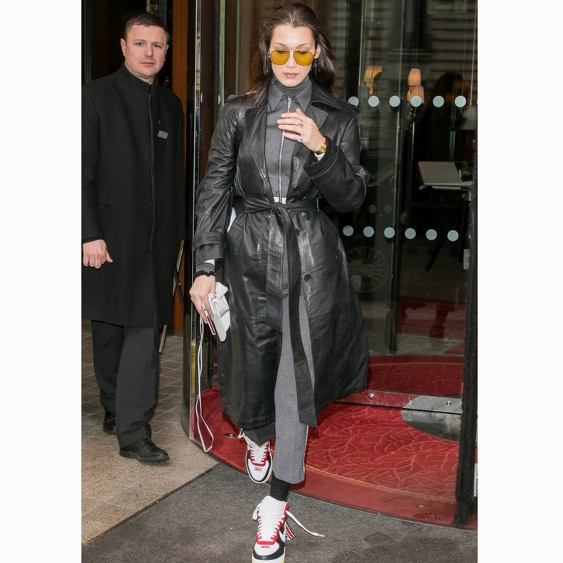 قميص طويلة على شكل فستان احمر اختارته Sophie Turner من دار لويس فيتون Louis Vuitton