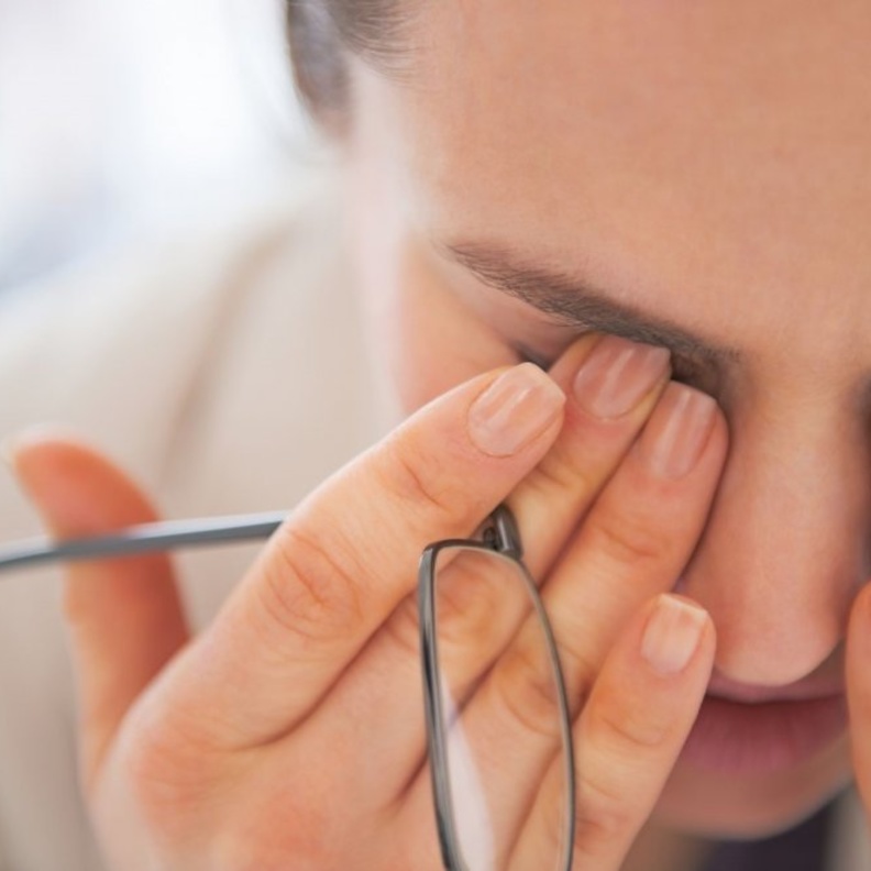  التهاب القزحية يسبب ألم في العين