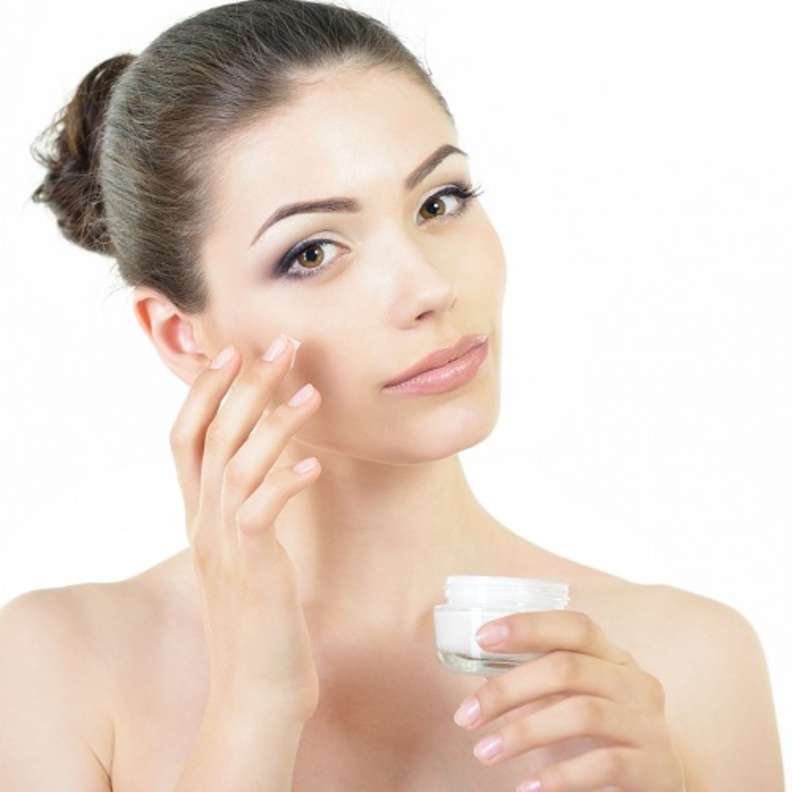 لا تهملي خطوة ترطيب العين