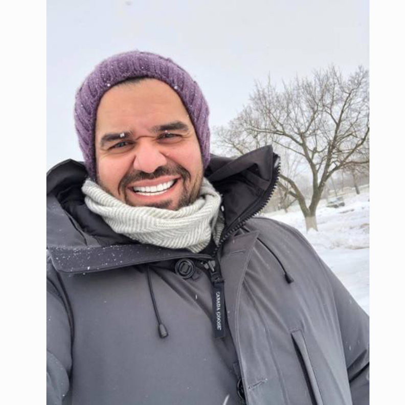 ابتسامة عريضة تعلو وجه حسين الجسمي وسط ثلوج موسكو