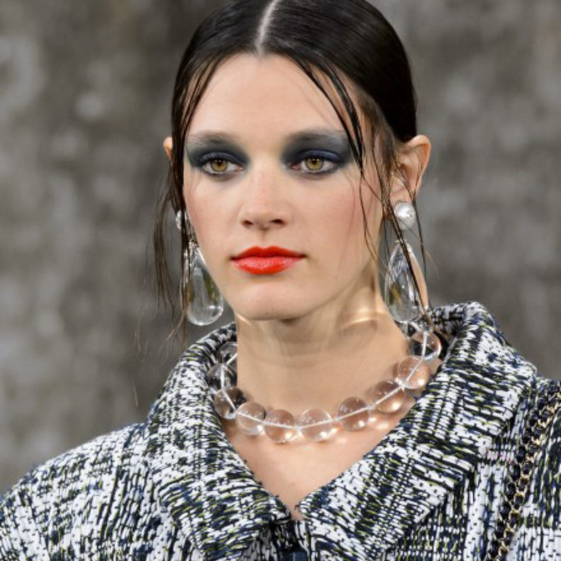 الوان ظلال زرقاء وقوية في عرض شانيل