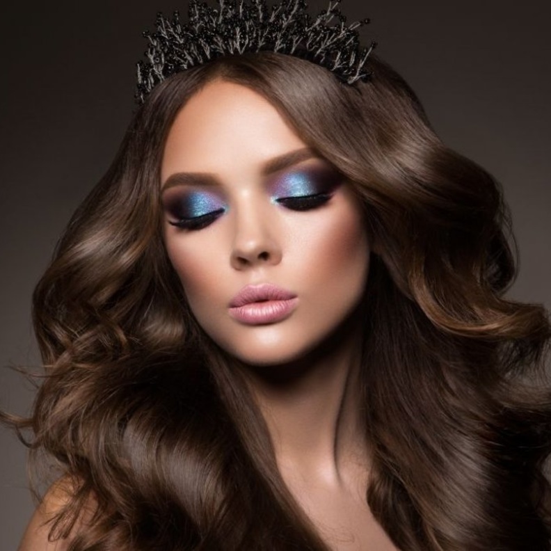 مكياج سموكي باللون الأزرق النيلي