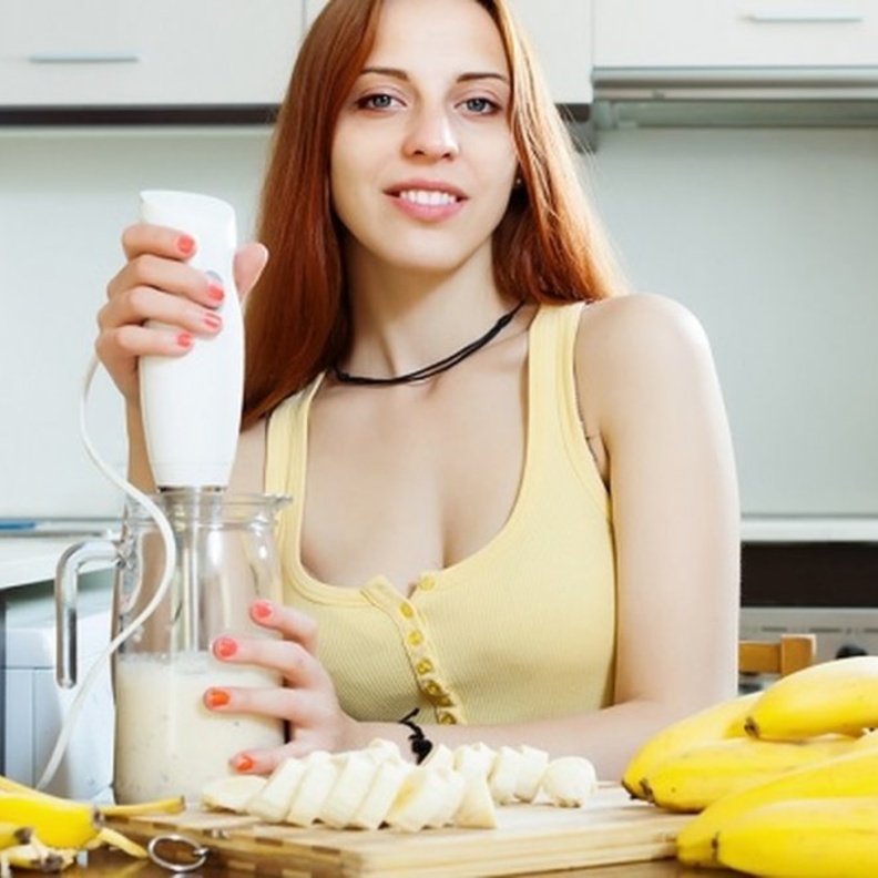 يحتوي الموز والحليب على العناصر الغذائية المفيدة لزيادة وزن العروس قبل الزفاف