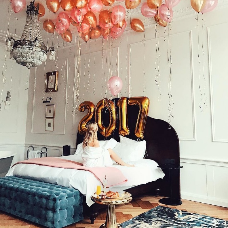 بالونات زهرية اللون