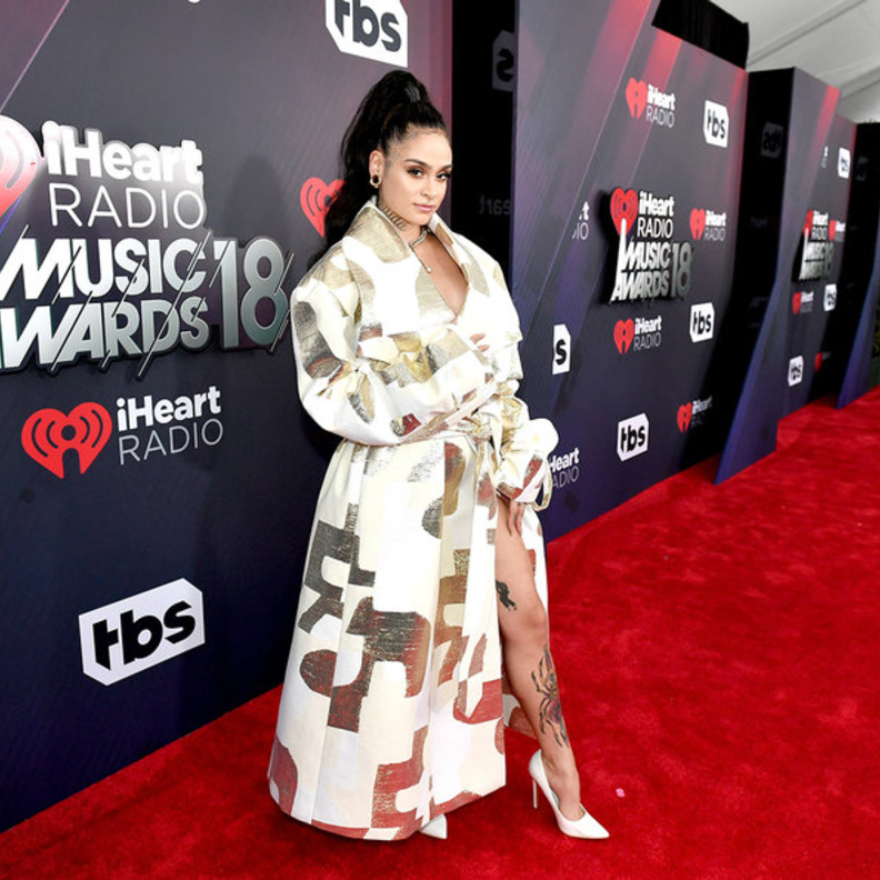 Kehlani بمعطف على شكل فستان من تصميم August Getty