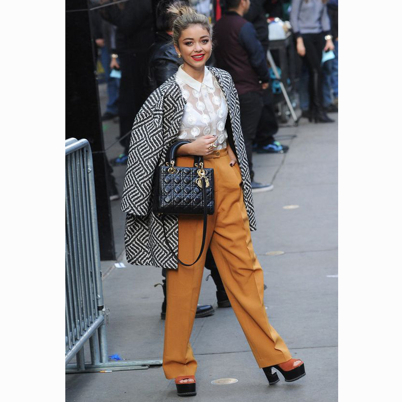 تمايلت سارة هايلاند Sarah Hyland بشنطة ديور مع موضة الفستان الزيتي