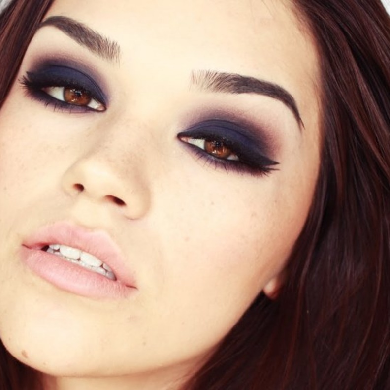مكياج سموكي كحلي داكن