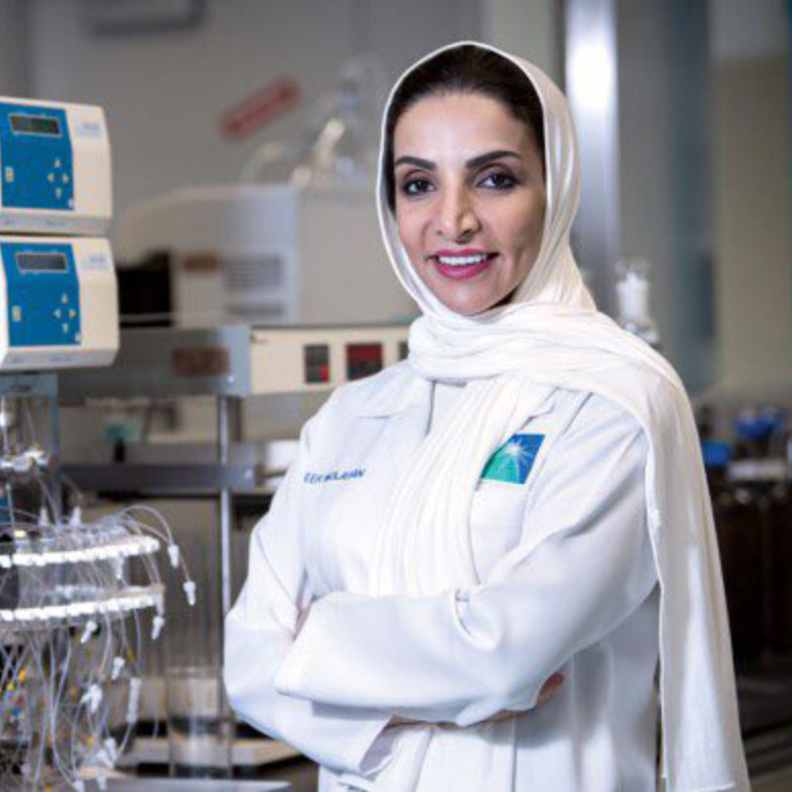 الدكتورة عبير العليان أول سعودية تنال لقب امرأة العام للغاز و البترول